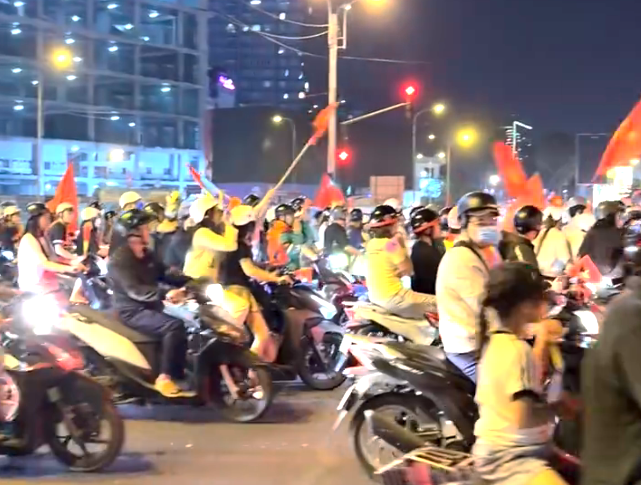 越南民众深夜狂欢！美女球迷纯洁笑容 万人骑摩托+扛国旗涌上街头