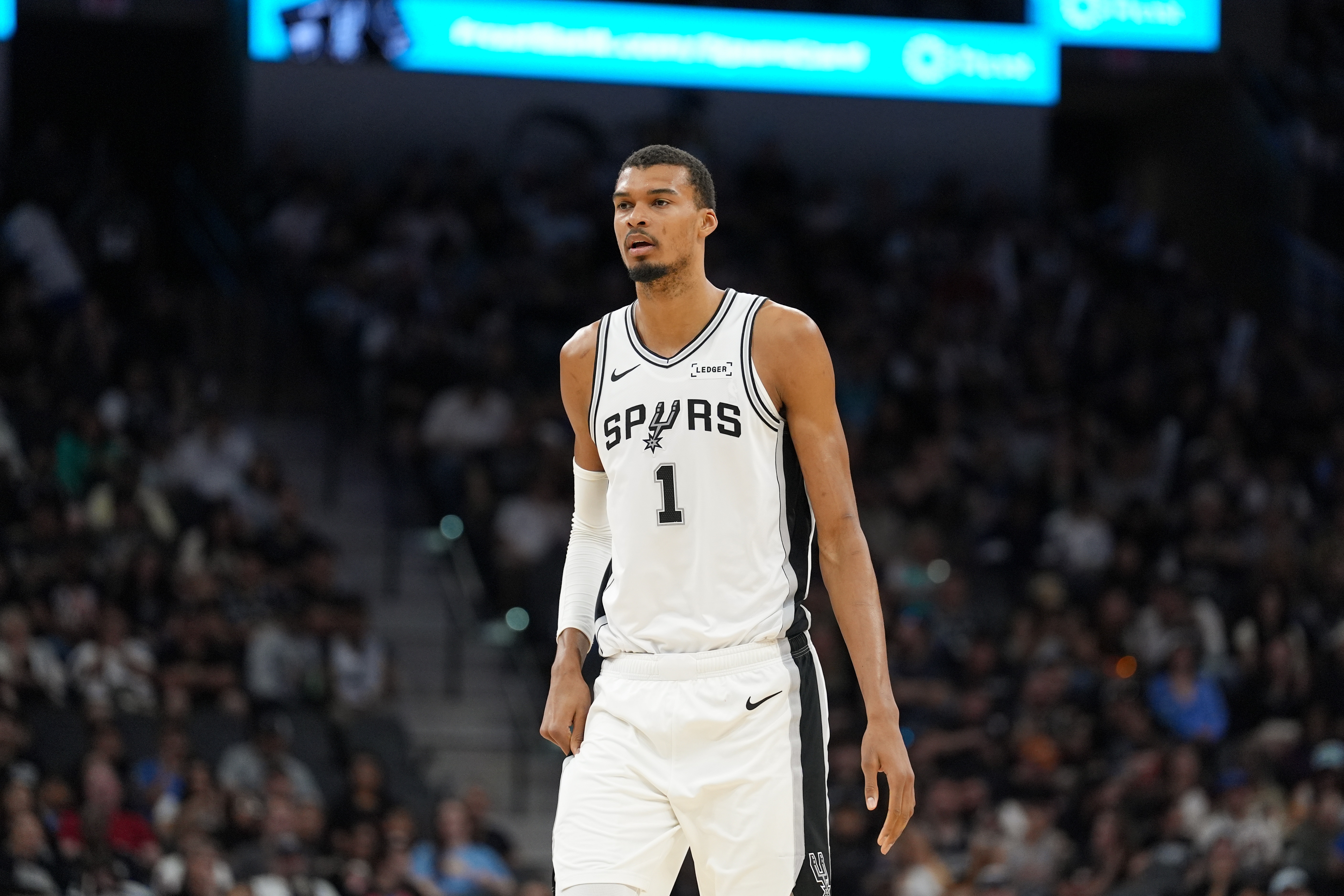 麻将胡了-复出狂轰32+12+8+2+4！文班近5战合砍165分57板19帽 比肩06年姚明