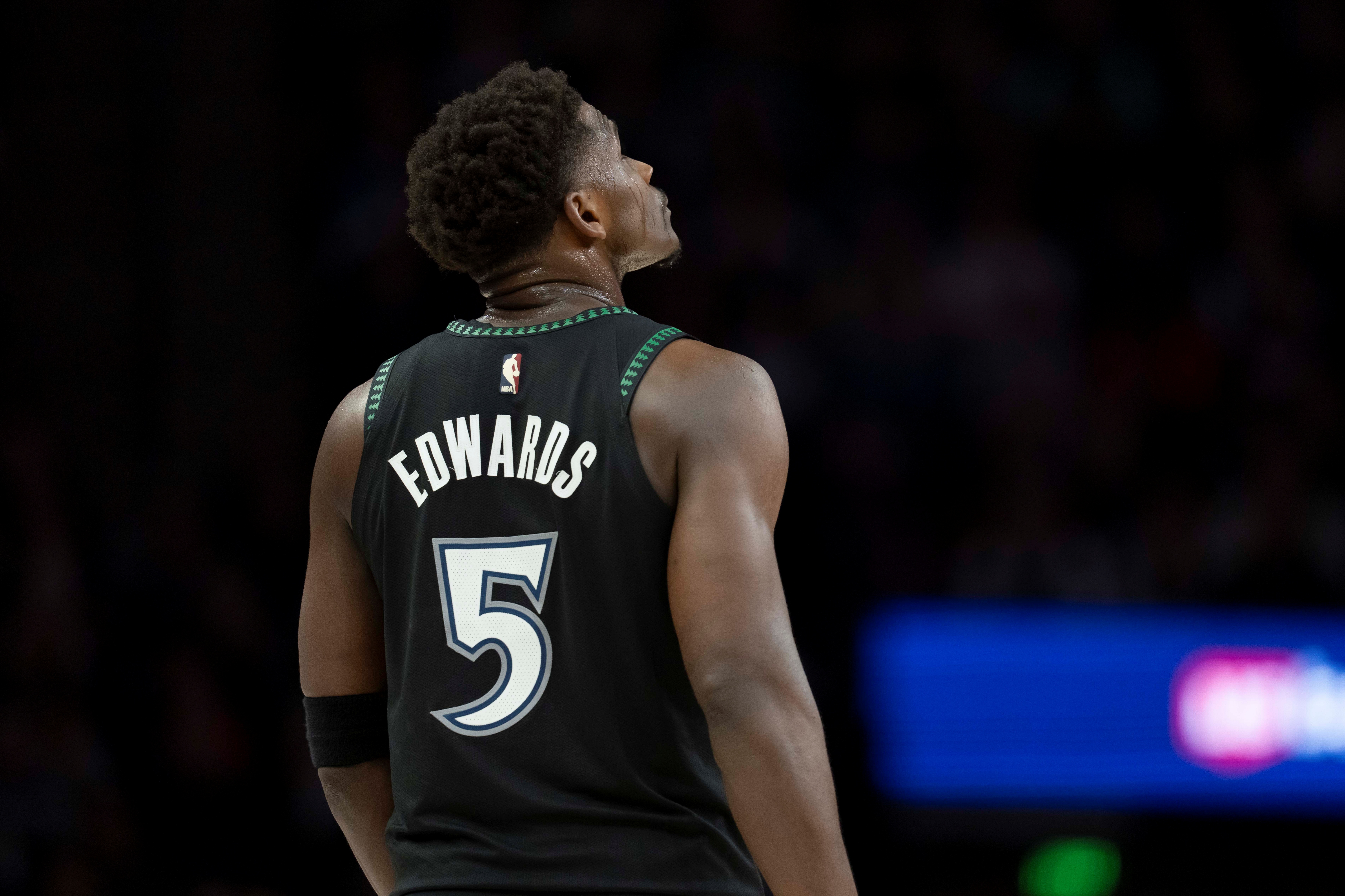 麻将胡了-铁麻了！爱德华兹15中2&amp;三分10中1&amp;罚球10中9 仅得14分4助攻